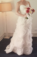 Load image into Gallery viewer, Monique Lhuillier &#39;Spring 2011&#39; - Monique Lhuillier - Nearly Newlywed Bridal Boutique - 1
