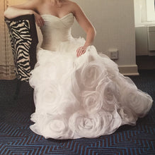 Load image into Gallery viewer, Monique Lhuillier &#39;Spring 2011&#39; - Monique Lhuillier - Nearly Newlywed Bridal Boutique - 2
