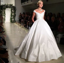 Load image into Gallery viewer, Anne Barge &#39;Berkeley&#39; size 4 used wedding dress front view on model
