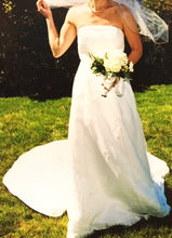 Load image into Gallery viewer, Monique Lhuillier &#39;Sophisticated&#39; size 6 used wedding dress front view on bride
