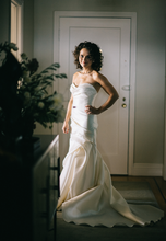 Load image into Gallery viewer, Vwidon &#39;0006&#39; size 6 used wedding dress side front view on bride
