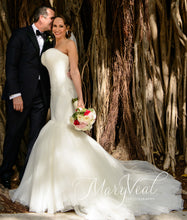 Load image into Gallery viewer, Mark Zunino &#39;Mermaid&#39; size 4 used wedding dress side view on bride
