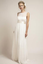 Load image into Gallery viewer, Saja Wedding &#39;HB6979&#39; size 0 new wedding dress front view on model
