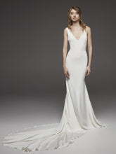Load image into Gallery viewer, Pronovias &#39;Hispalis&#39; size 8 used wedding dress front view on model
