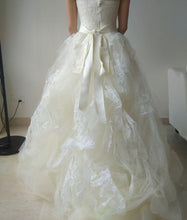 Load image into Gallery viewer, Vera Wang &#39;Helena&#39; size 6 used wedding dress back view on bride
