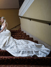 Load image into Gallery viewer, Matthew Christopher &#39;GC14 BIJOU&#39; size 2 used wedding dress side view on bride
