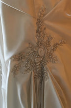 Load image into Gallery viewer, A.C.E. &#39;Exclusive Bridals&#39; size 6 used wedding dress view of details
