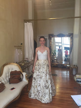 Load image into Gallery viewer, Oscar de la Renta &#39;33N71&#39; size 4 sample wedding dress front view on bride
