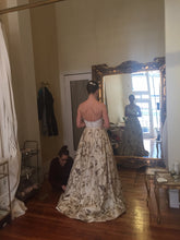 Load image into Gallery viewer, Oscar de la Renta &#39;33N71&#39; size 4 sample wedding dress back view on bride
