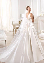 Load image into Gallery viewer, Pronovias &#39;Ocumo&#39; size 8 new wedding dress back view on model
