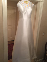 Load image into Gallery viewer, Mori Lee &#39;Maye&#39; size 12 used wedding dress front view on hanger
