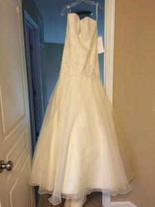 Hayley Paige 'Jazmine' size 4 new wedding dress front view on hanger