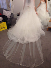 Load image into Gallery viewer, Monique Lhuillier &#39;1518&#39; size 0 used wedding dress back view on bride
