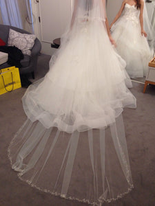 Monique Lhuillier '1518' size 0 used wedding dress back view on bride