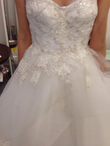 Monique Lhuillier '1518' size 0 used wedding dress front view close up on bride