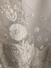 Load image into Gallery viewer, Naeem Khan &#39;Alberta&#39; size 4 used wedding dress 
