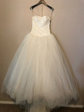 Load image into Gallery viewer, Vera Wang White &#39;Draped&#39; size 2 used wedding dress front view on hanger
