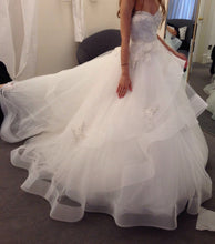 Load image into Gallery viewer, Monique Lhuillier &#39;1518&#39; size 0 used wedding dress side view on bride
