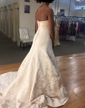 Load image into Gallery viewer, David Tutera &#39;1573&#39; size 4 new wedding dress back view on bride
