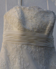 Load image into Gallery viewer, Alita Graham &#39;Oaly&#39; size 4 sample wedding dress close up of bustline

