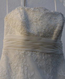 Alita Graham 'Oaly' size 4 sample wedding dress close up of bustline