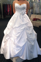 Load image into Gallery viewer, Alfred Angelo &#39;2371J&#39; size 12 new wedding dress front view on bride
