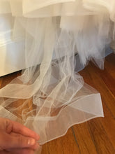 Load image into Gallery viewer, Lazaro &#39;Princess&#39; size 6 used wedding dress view of tulle
