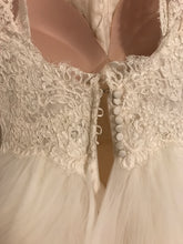Load image into Gallery viewer, Lazaro &#39;Princess&#39; size 6 used wedding dress back view on hanger
