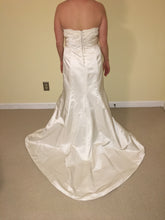 Load image into Gallery viewer, Monique Lhuillier &#39;Opera&#39; size 6 used wedding dress back view on bride
