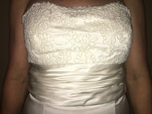 Load image into Gallery viewer, Monique Lhuillier &#39;Opera&#39; size 6 used wedding dress close up of bustline on bride
