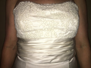Monique Lhuillier 'Opera' size 6 used wedding dress close up of bustline on bride