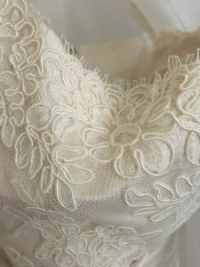 Monique Lhuillier 'Opera' size 6 used wedding dress close up of fabric