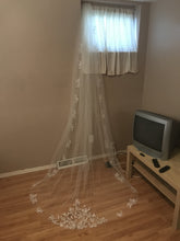 Load image into Gallery viewer, Alfred Angelo &#39;Pearl&#39; size 6 new wedding dress view of veil
