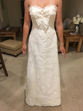 Load image into Gallery viewer, La Sposa &#39;Luzon&#39; size 6 new wedding dress front view on bride
