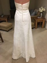Load image into Gallery viewer, La Sposa &#39;Luzon&#39; size 6 new wedding dress back view on bride
