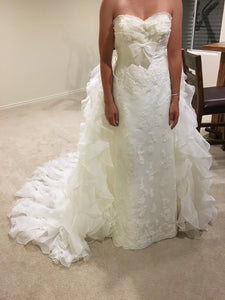 La Sposa 'Luzon' size 6 new wedding dress front view on bride