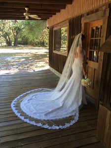 Joey Galon Atelier 'Kylee' size 6 used wedding dress side view on bride