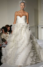 Load image into Gallery viewer, Oscar de la Renta &#39;Sweetheart&#39; size 16 new wedding dress front view on model
