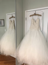 Load image into Gallery viewer, Monique Lhuillier &#39;Swan Lake&#39; - Monique Lhuillier - Nearly Newlywed Bridal Boutique - 2
