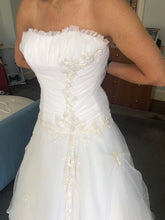 Load image into Gallery viewer, Ines Di Santo &#39;Embroidered Tulle&#39; size 2 used wedding dress front view on bride
