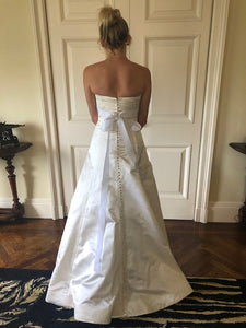 Vera Wang 'Ivory' size 4 used wedding dress back view on bride
