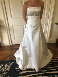 Vera Wang 'Ivory' size 4 used wedding dress front view on bride