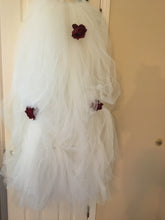Load image into Gallery viewer, Rebecca Richards &#39;Vintage&#39; size 8 used wedding dress view of trim

