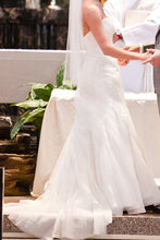 Load image into Gallery viewer, Marisa &#39;815&#39; size 2 used wedding dress side view on bride
