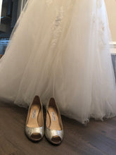 Load image into Gallery viewer, Pronovias &#39;Barroco&#39; size 8 used wedding dress view of hemline
