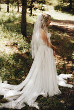 Load image into Gallery viewer, Watters &#39;Willowby/Wtoo&#39; size 8 used wedding dress side view on bride
