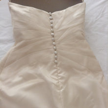 Load image into Gallery viewer, Palazzo &#39;Classic&#39; size 6 used wedding dress close up back view of dress
