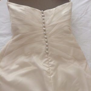 Palazzo 'Classic' size 6 used wedding dress close up back view of dress