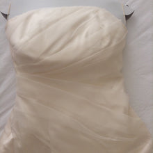 Load image into Gallery viewer, Palazzo &#39;Classic&#39; size 6 used wedding dress front view of body of dress

