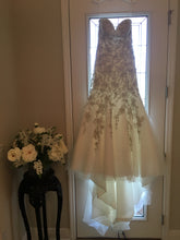 Load image into Gallery viewer, Allure &#39;C283&#39;size 12 used wedding dress front view on hanger
